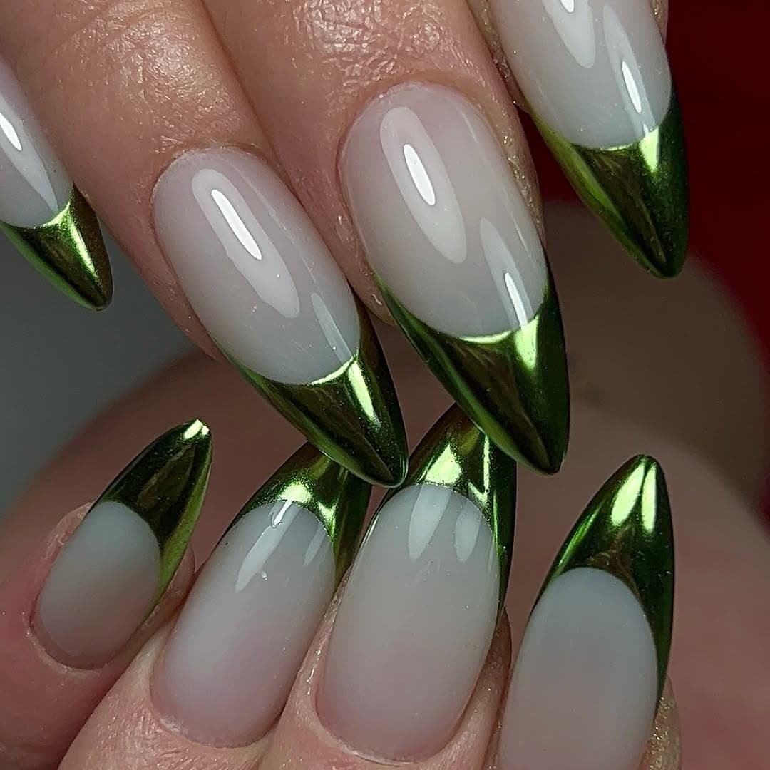 French moderne chrome vert métallisé sur base milky, ongles amande, Lyon