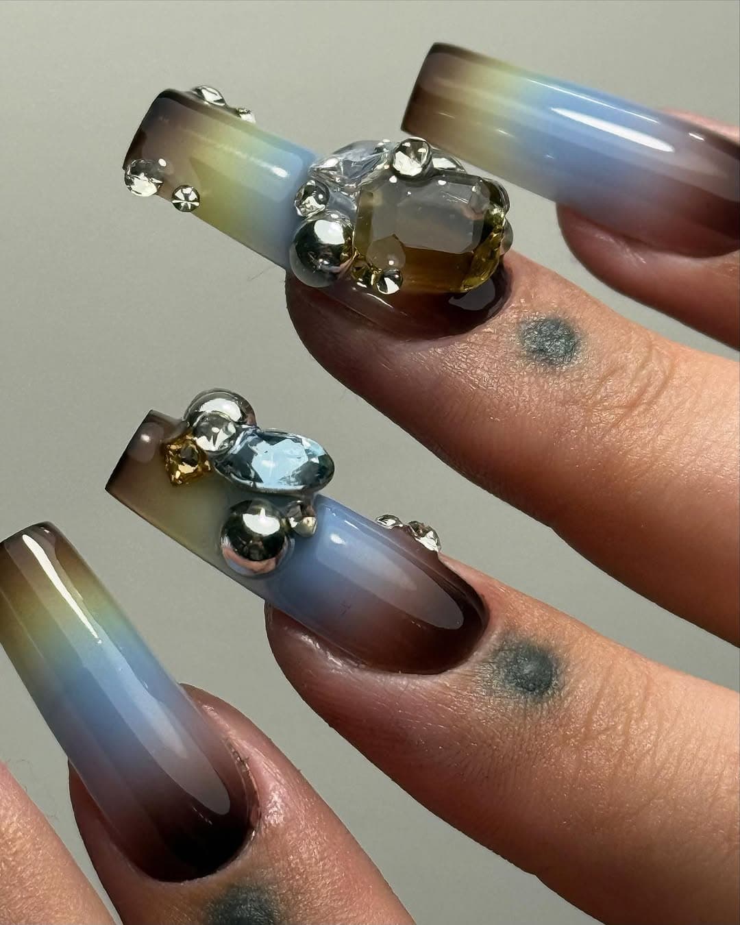 Gros plan dégradé aura et bijoux d'ongles 3D, nail art level 4 Lyon