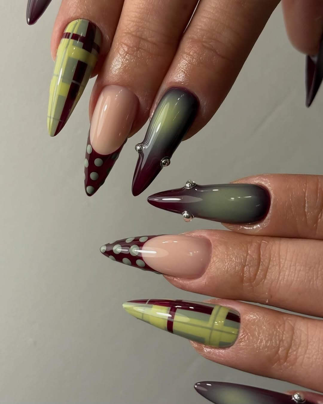 Nail art level 4 : tartan vert et bordeaux, aura et french à pois, Gel-X stiletto Lyon
