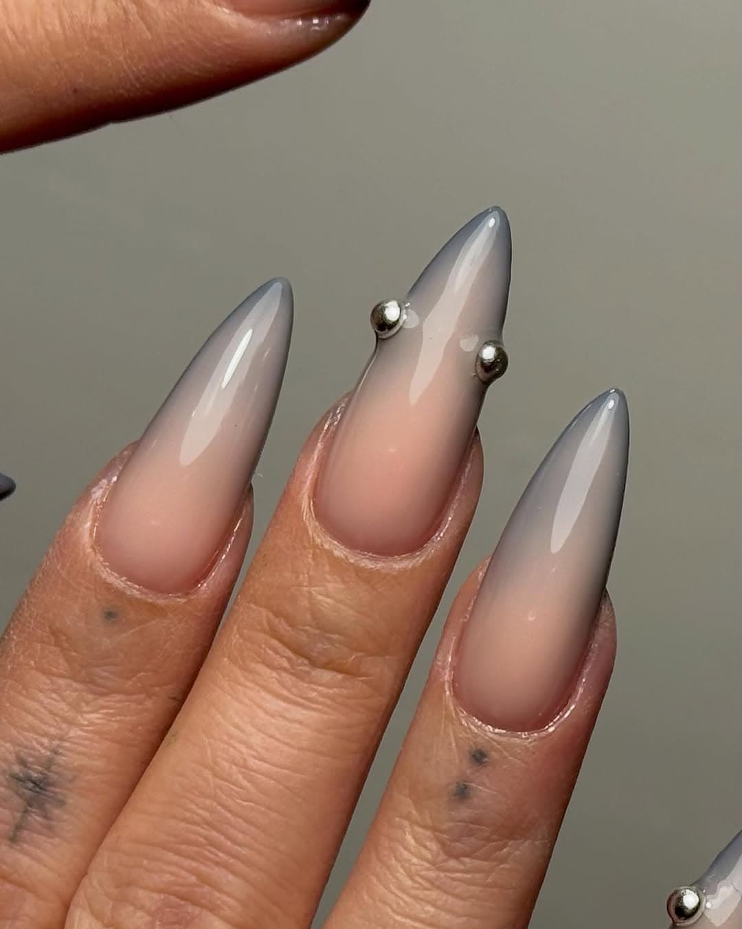 Nail art level 2 avec petites billes chrome, Gel-X Lyon