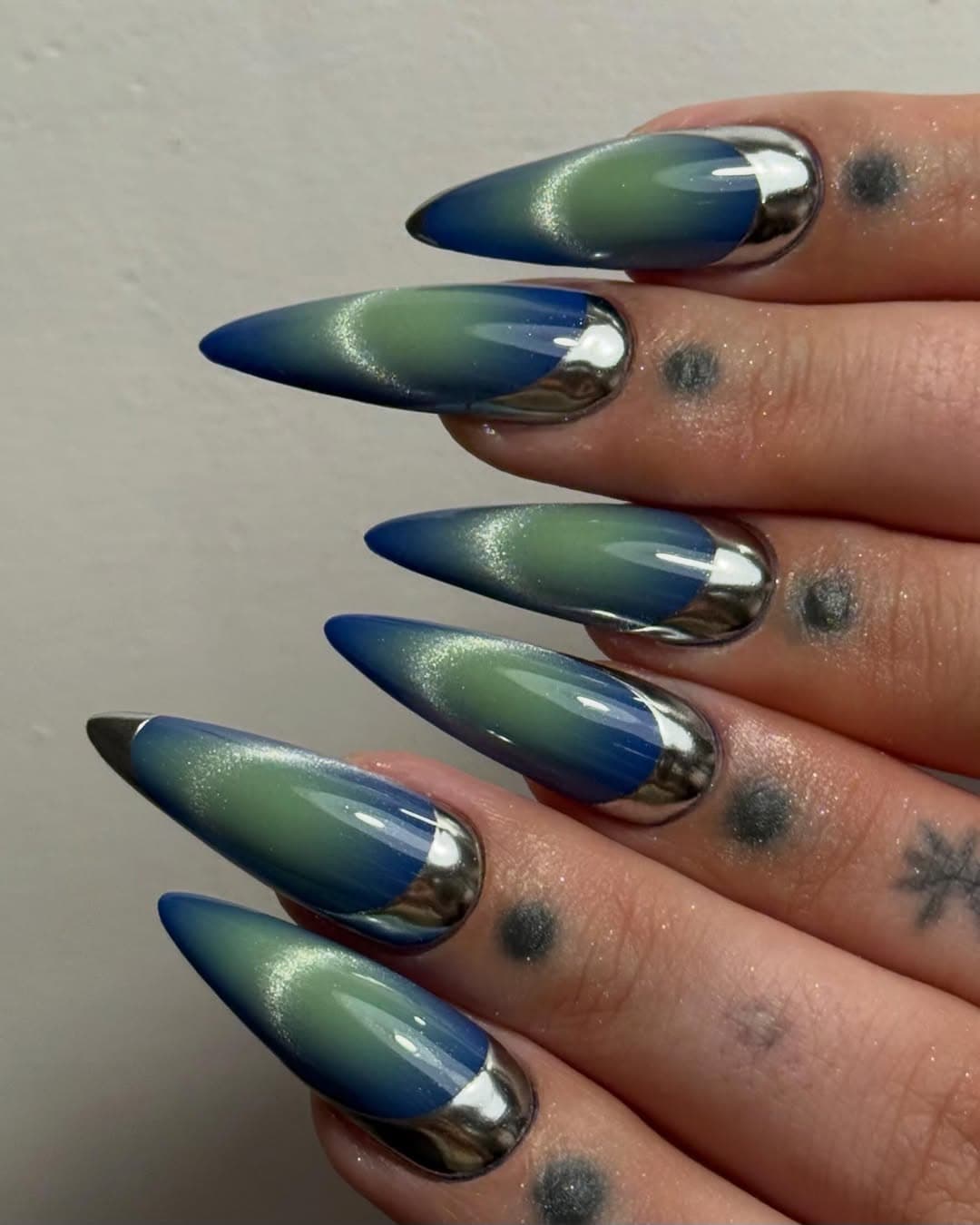 Aura bleu-vert et pointes chrome noires, vue alternative, Gel-X stiletto Lyon