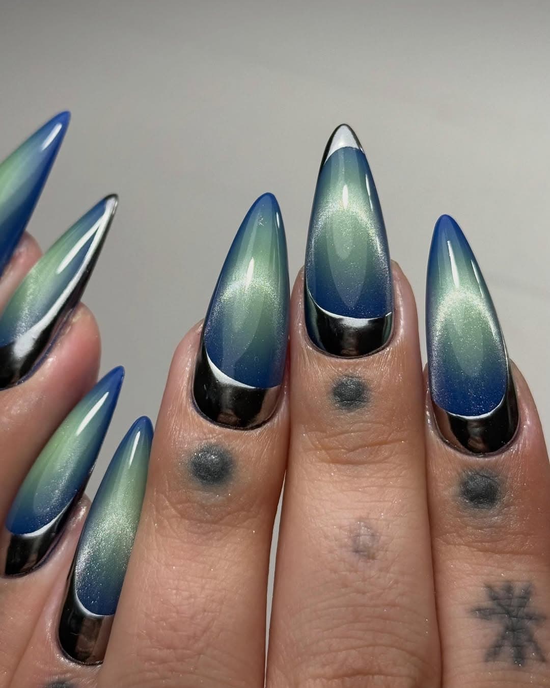 Nail art level 5 : aura bleu et vert, french chrome noire, Gel-X stiletto Lyon