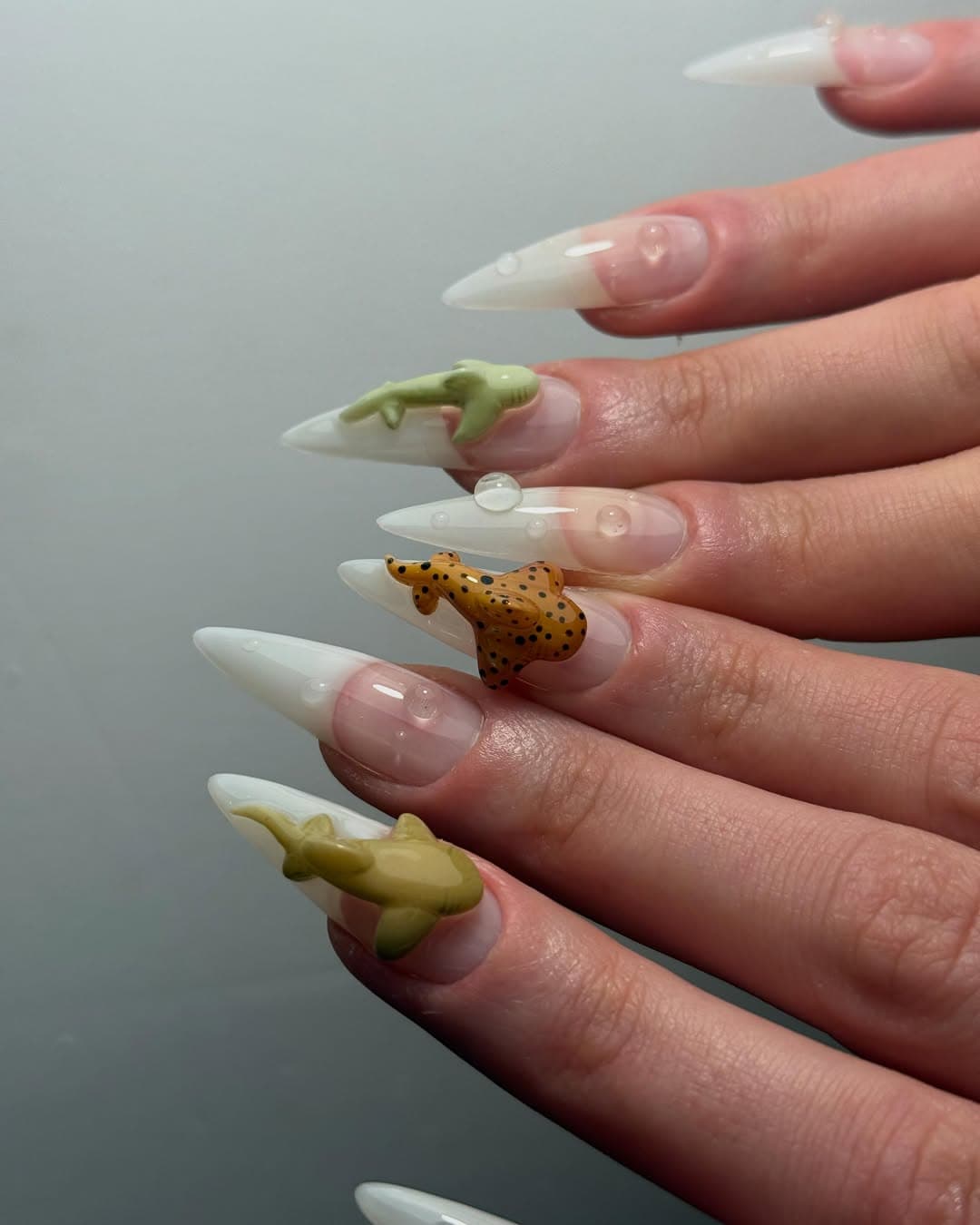 Figurines 3D sur ongles milky stiletto, nail art level 6 Lyon