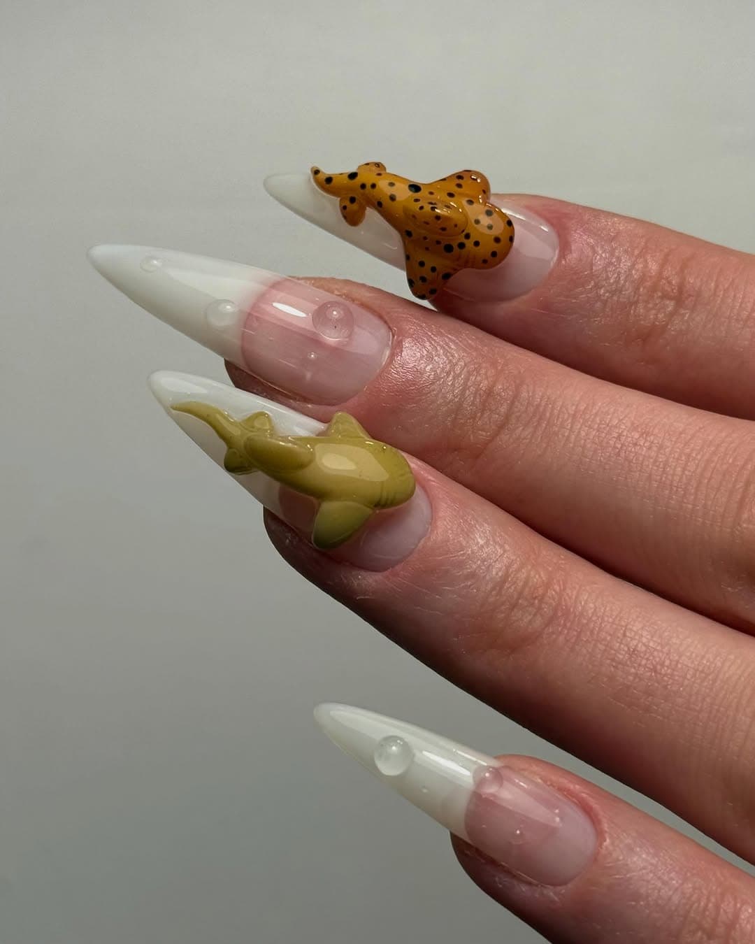 Nail art Shark level 6 : figurines 3D requin et léopard sur base milky, Lyon