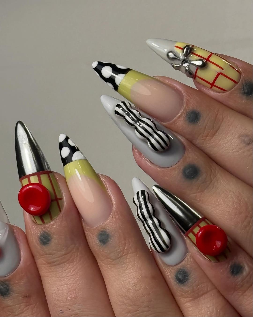 Nail art maximaliste level 6 : mix de motifs, boutons 3D et nœud chrome, Gel-X Lyon
