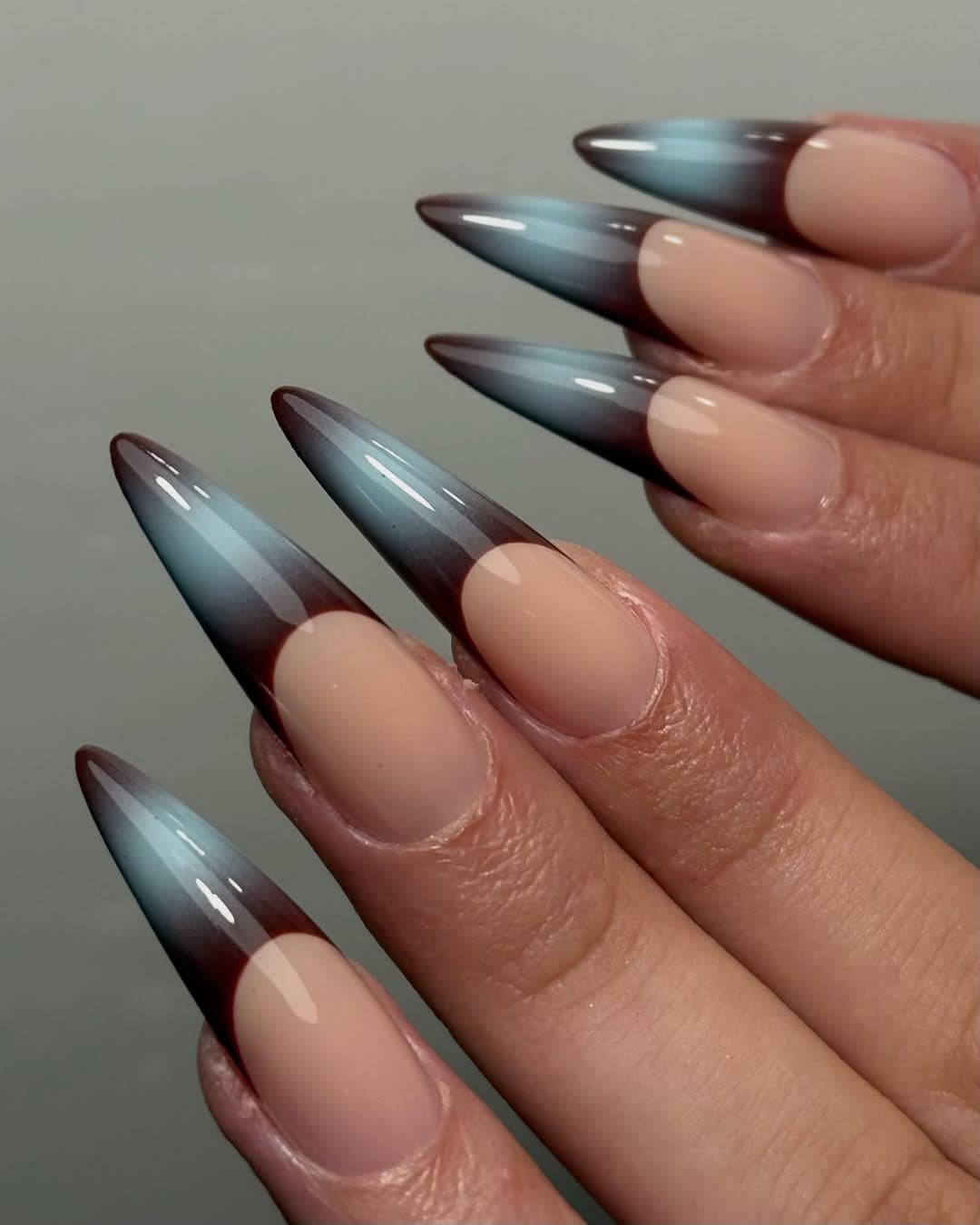 Nail art level 2 : aura french brune et bleutée sur base nude, Gel-X stiletto Lyon