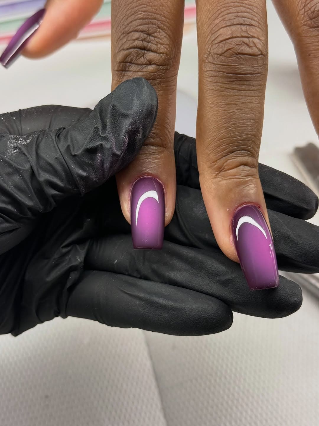 Dégradé aura violet sur ongles courts, gainage BIAB Lyon