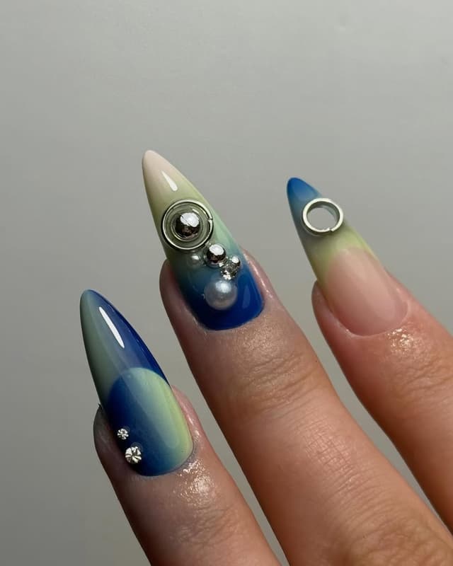 Nail art Galaxy level 5 : aura bleu profond, perles et billes chrome, Gel-X Lyon